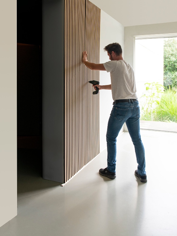 Astrata, decospan, man installing