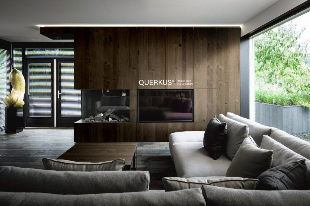 Querkus Vintage Retro living room with logo